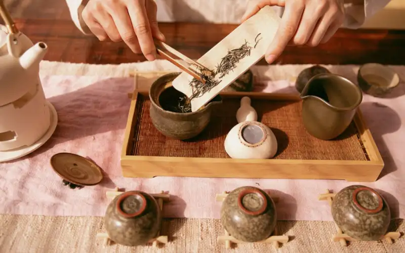 Thưởng Trà Là Gì? Nghệ Thuật Uống Trà Có Ý Thức